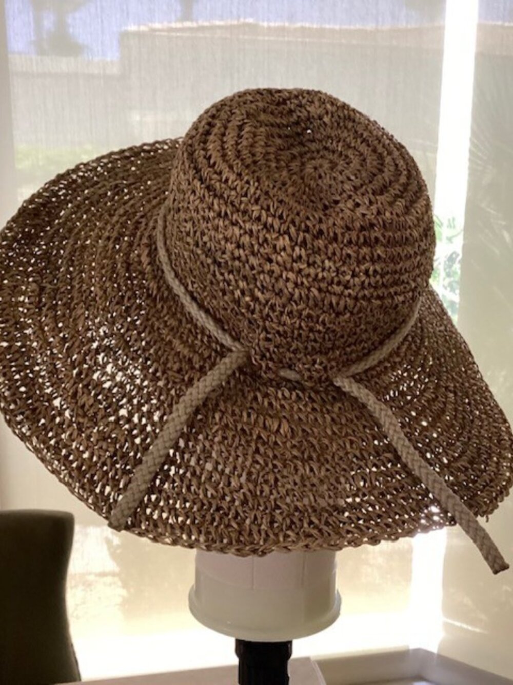 Woman's straw hat, one size, 3.5 inch brim, adjustable cord